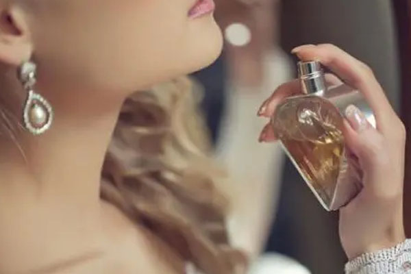 香水怎麼噴？男女必學5個技巧