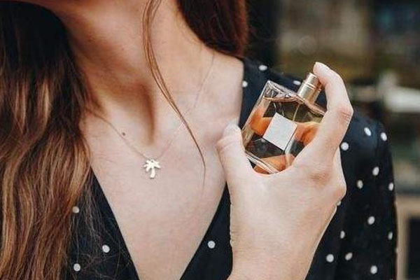 香水怎麼噴？男女必學5個技巧
