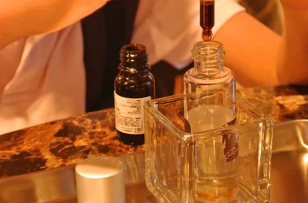 香水是如何制作的？了解製作香水的7個步驟和最新香水知識