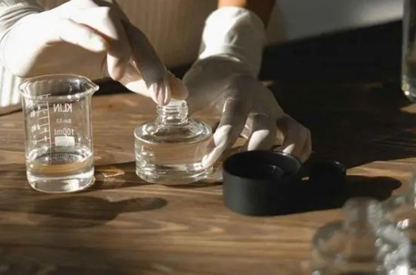 香水是如何制作的？了解製作香水的7個步驟和最新香水知識