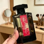 L'Artisan Parfumeur Passage d'Enfer Extreme手持展示