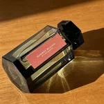 玫瑰追憶瓶身瓶底六角特寫